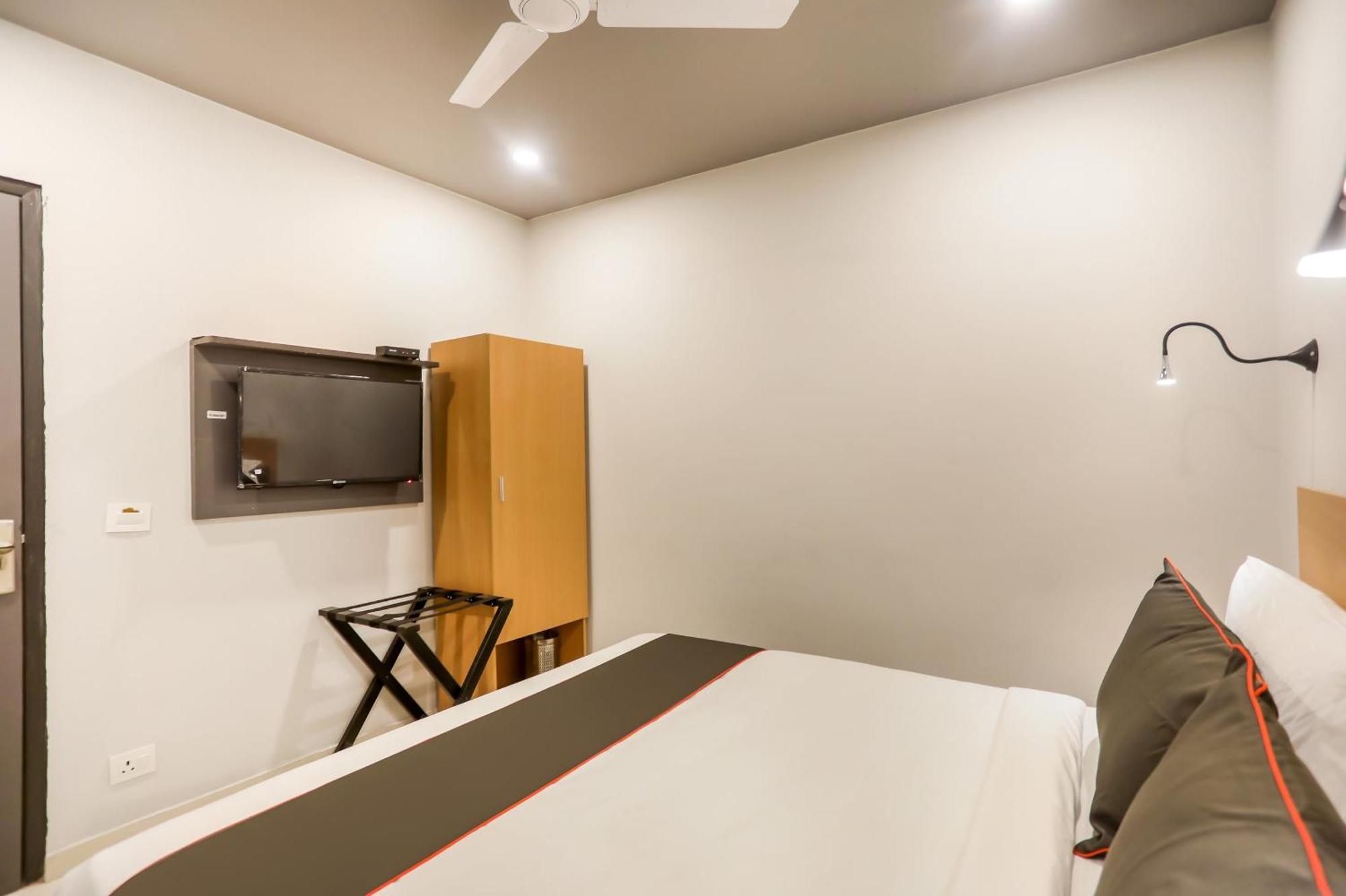 Super Collection O Le Noida Hotel Near Sector 76 Metro Station المظهر الخارجي الصورة