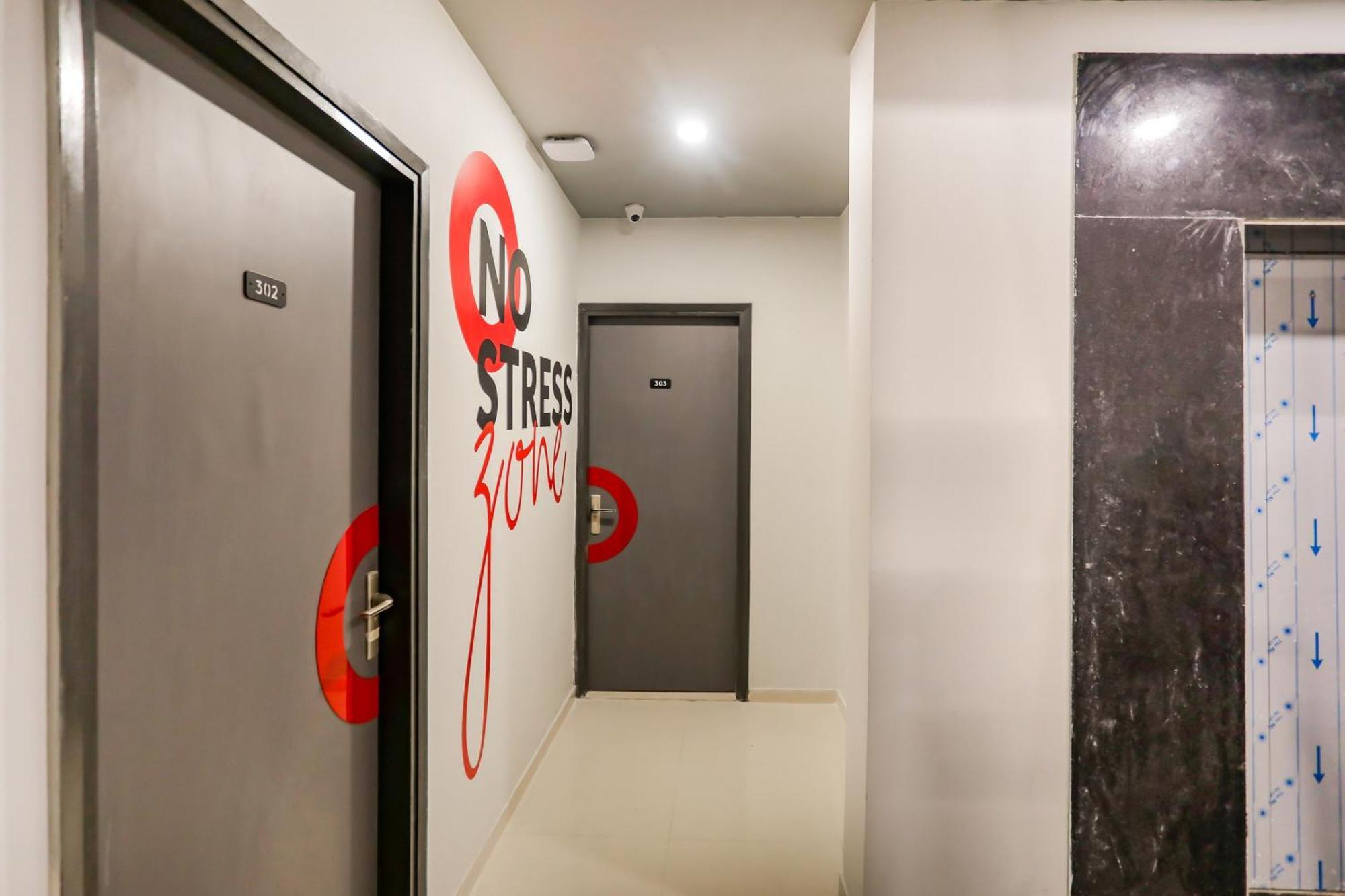 Super Collection O Le Noida Hotel Near Sector 76 Metro Station المظهر الخارجي الصورة