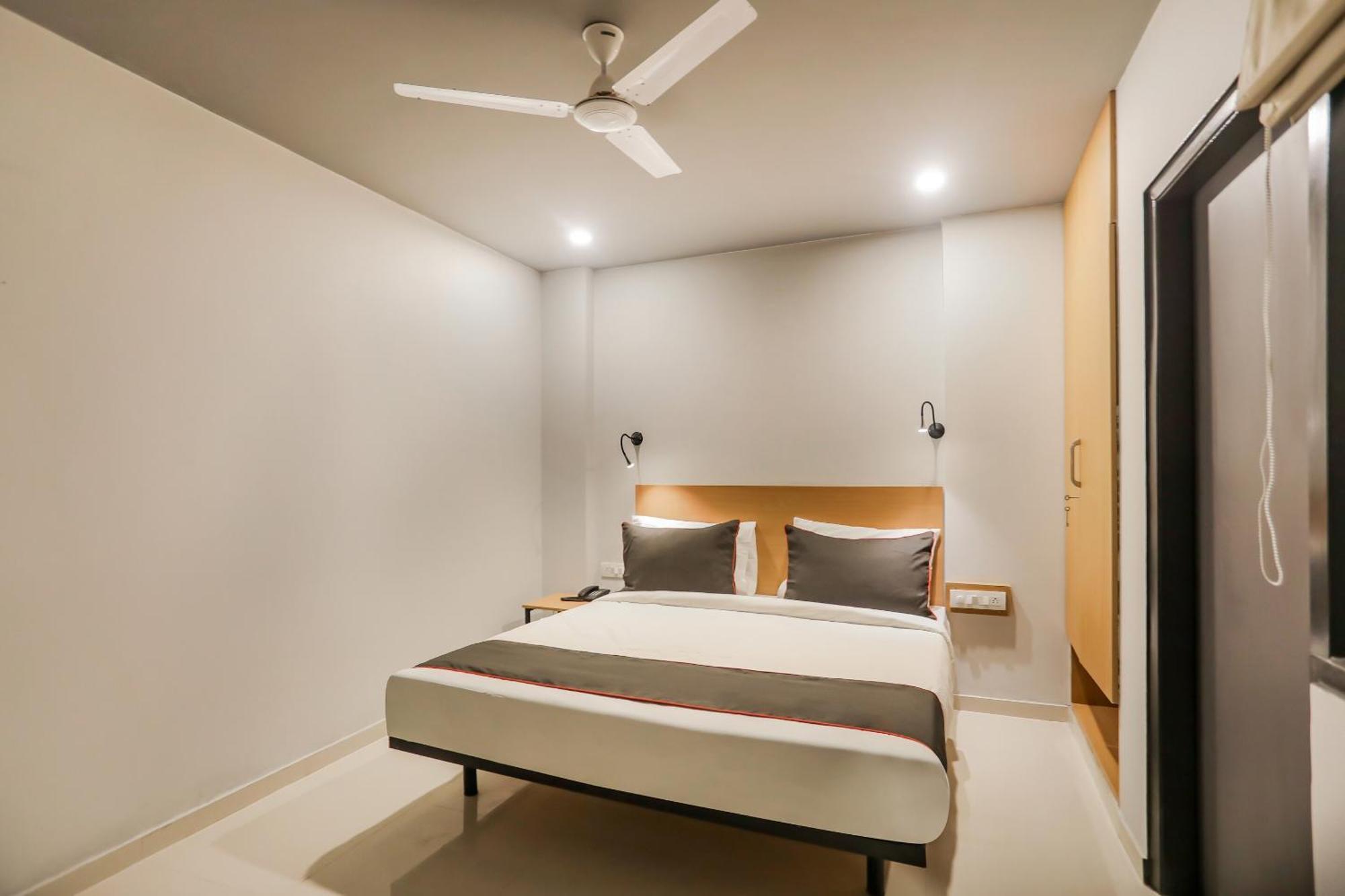 Super Collection O Le Noida Hotel Near Sector 76 Metro Station المظهر الخارجي الصورة